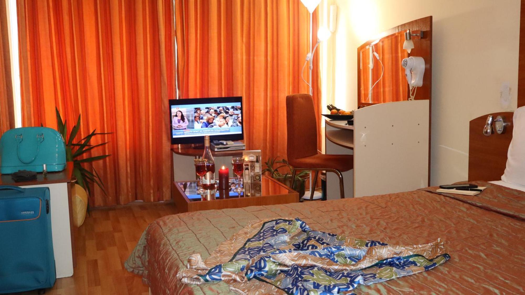 Hotel Palitra Varna Bagian luar foto