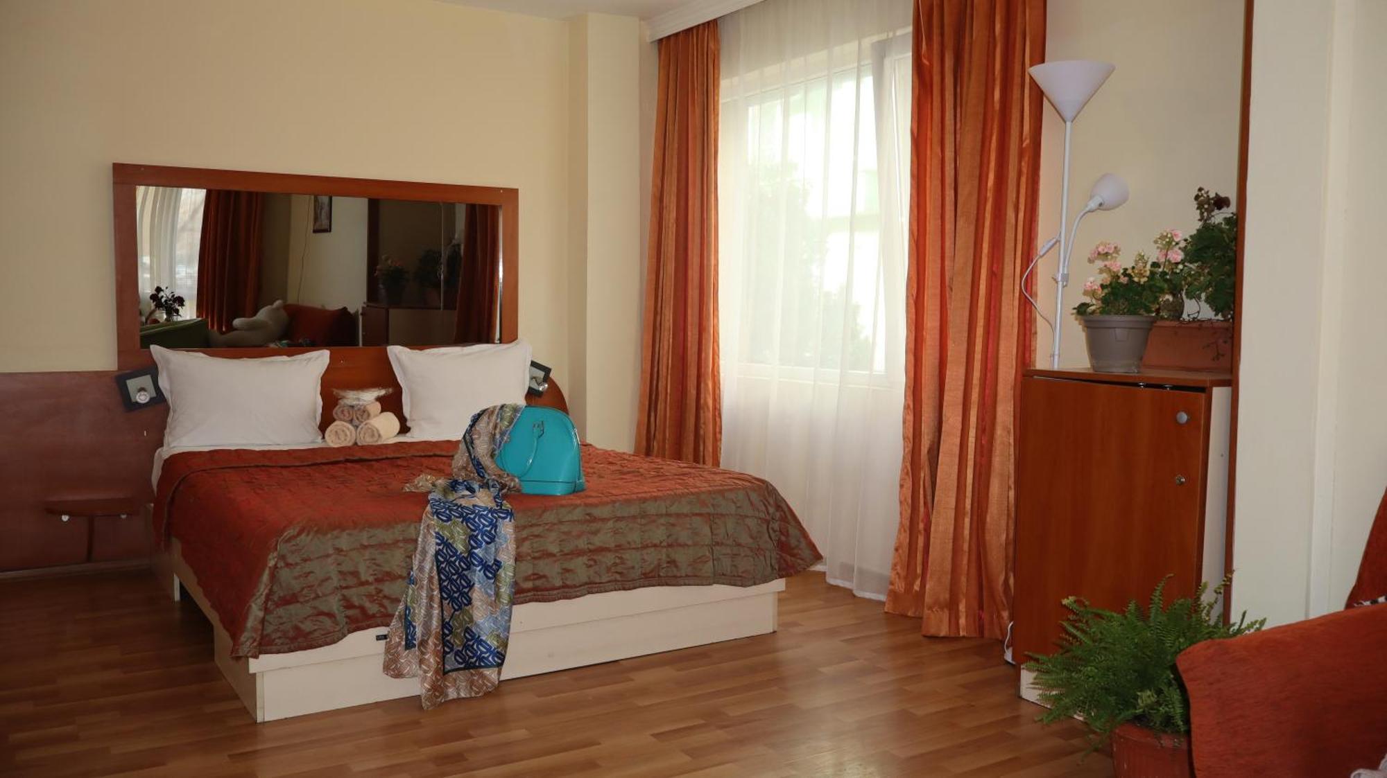 Hotel Palitra Varna Bagian luar foto