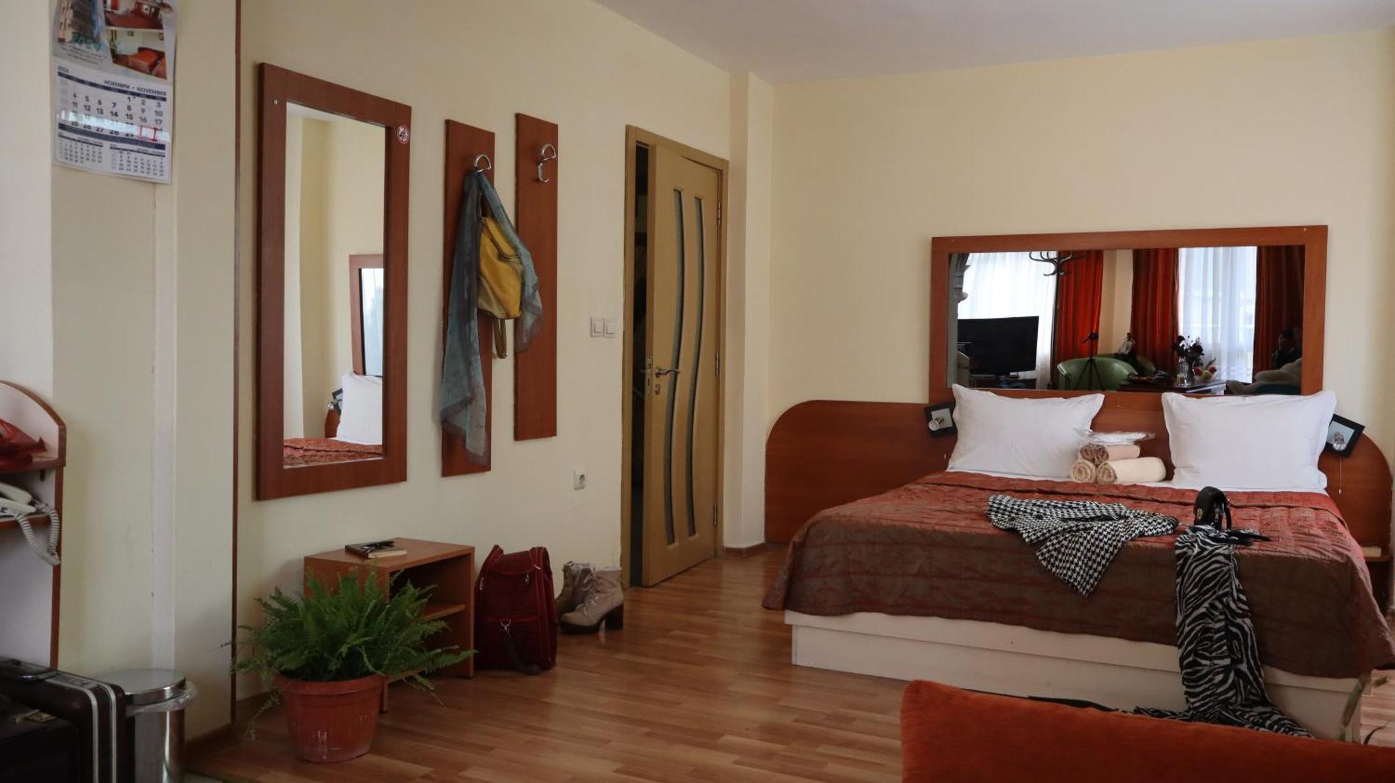 Hotel Palitra Varna Bagian luar foto