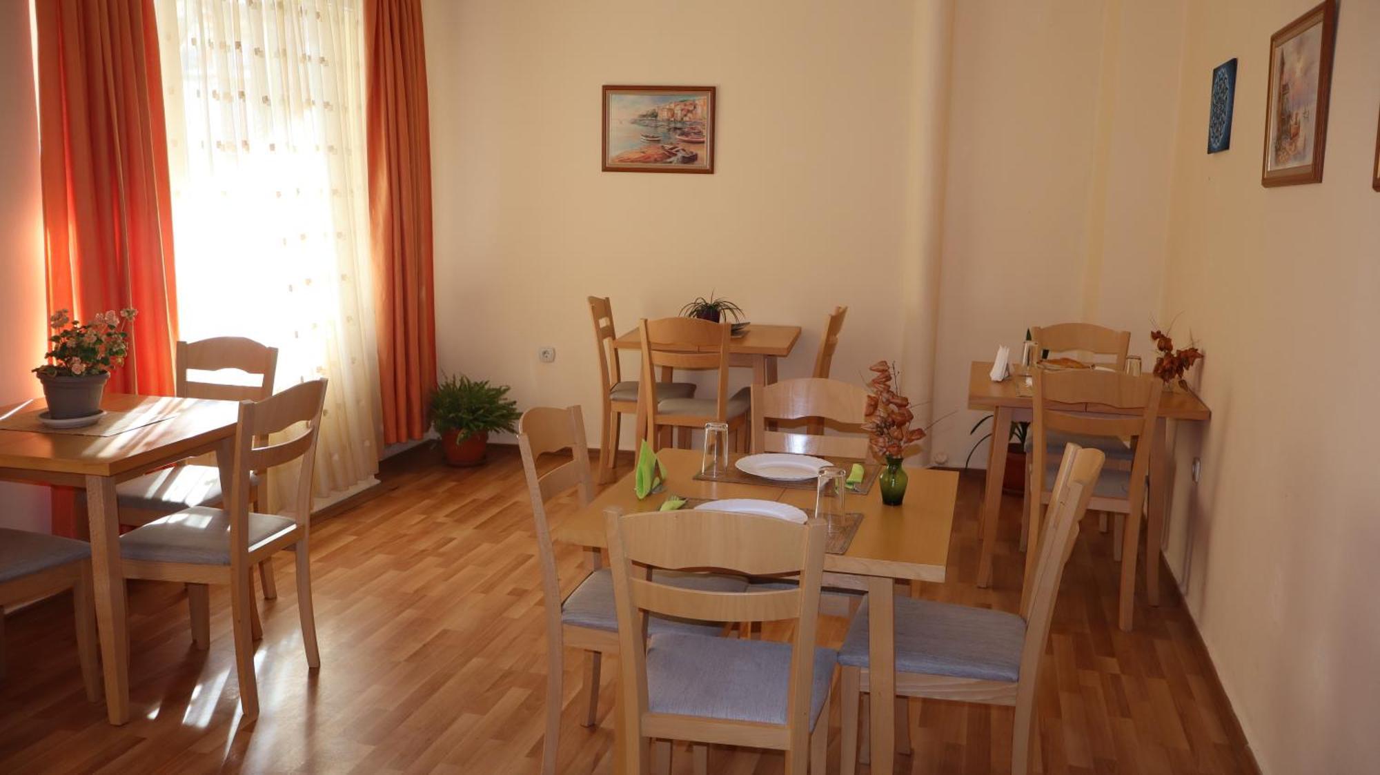Hotel Palitra Varna Bagian luar foto
